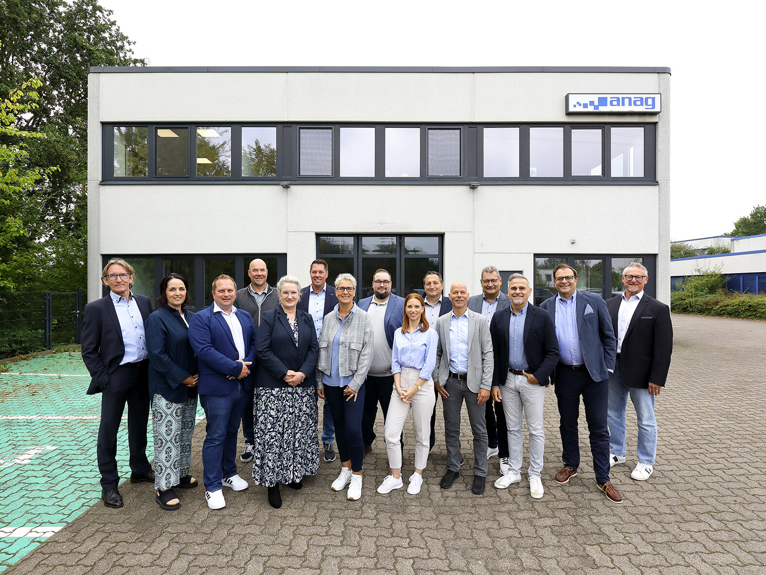 ANAG Mitarbeiter vor dem Firmengebäude