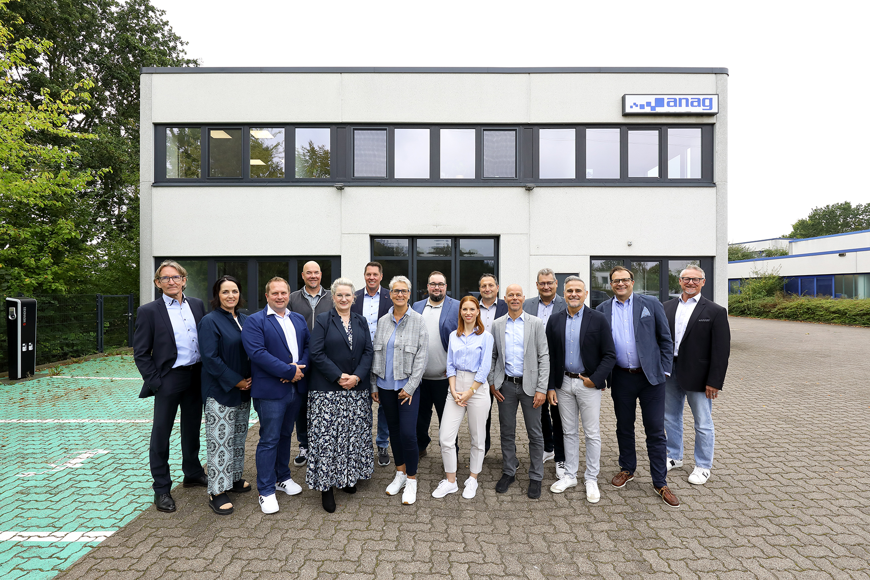 Mitarbeiter Automobilgruppe Nord AG vor dem Firmengebäude in Ahrensburg