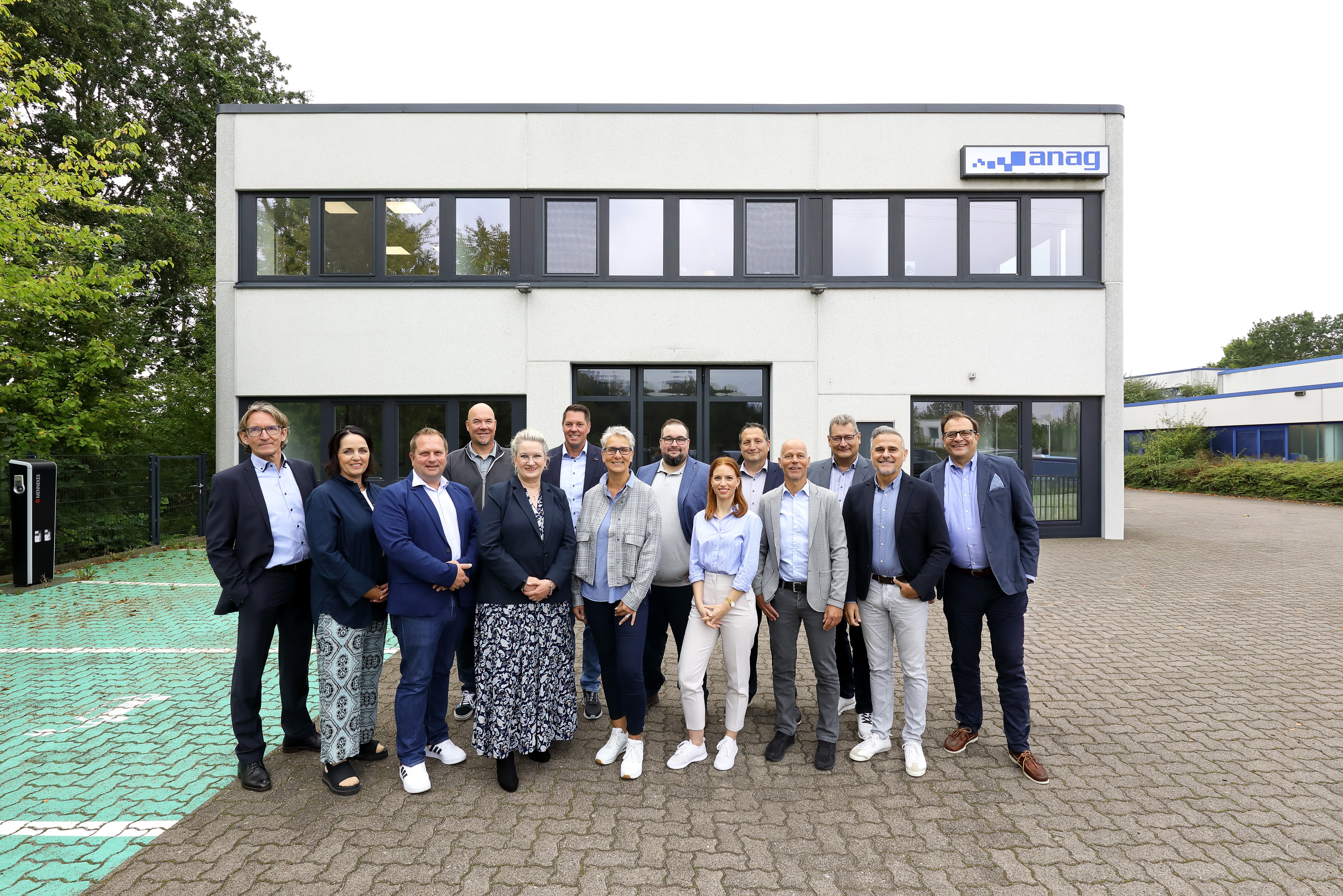 Mitarbeiter Mitarbeiter Automobilgruppe Nord AG vor dem Firmengebäude in Ahrensburg